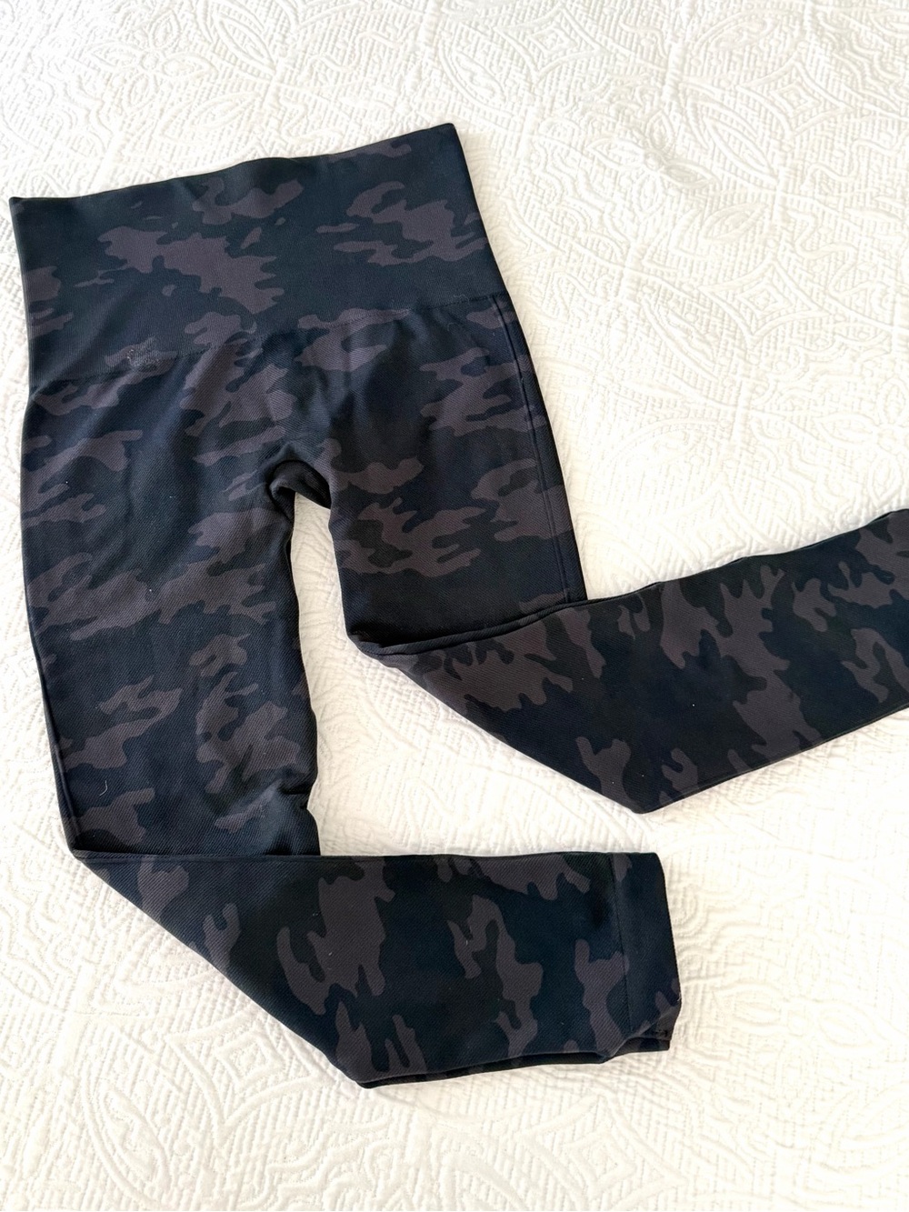 Spanx Look At Me Now Seamless Leggings Cropped Black Camo SZ Small NWOT